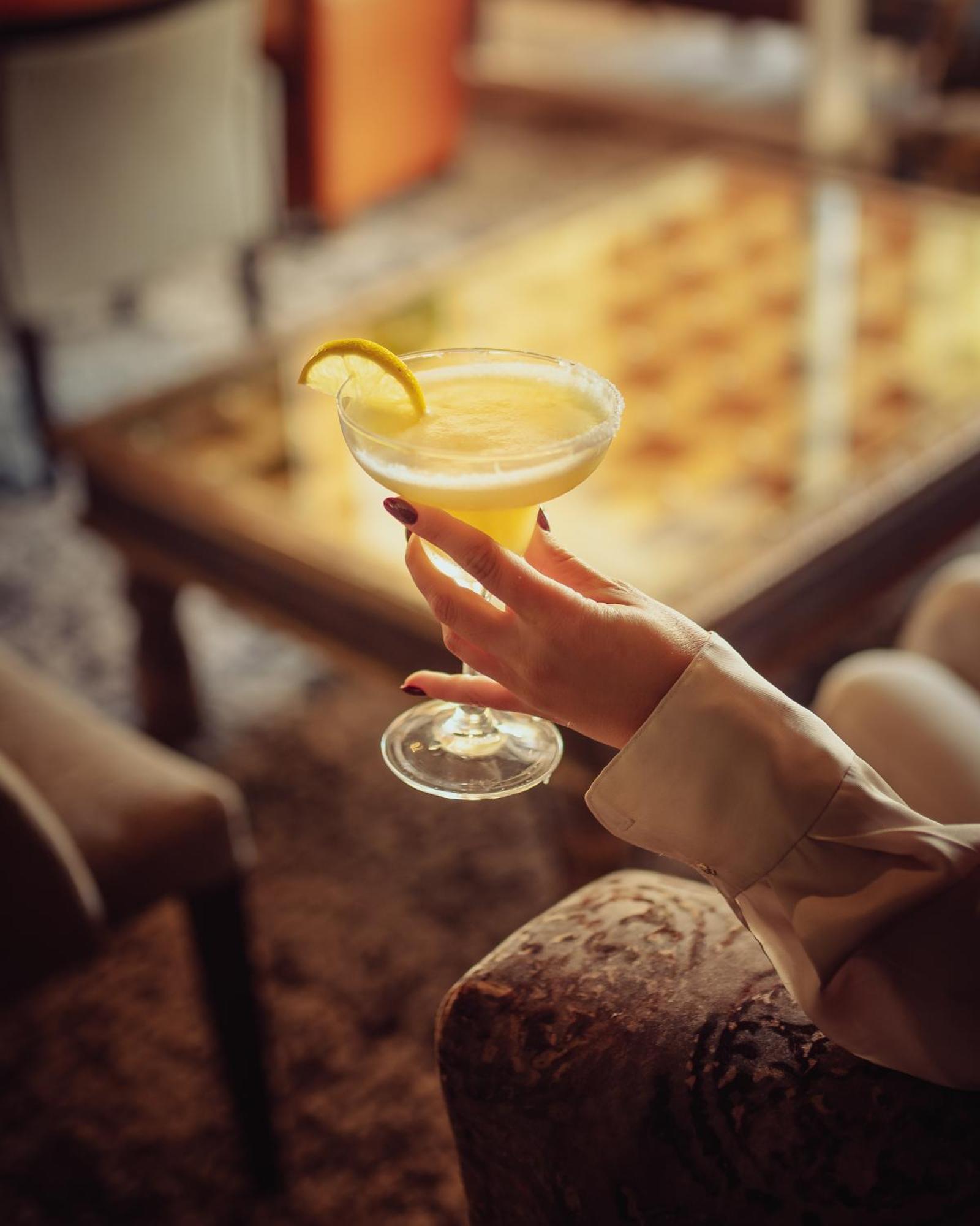 Tikida Golf Palace Agadir Zewnętrze zdjęcie A woman holding a margarita